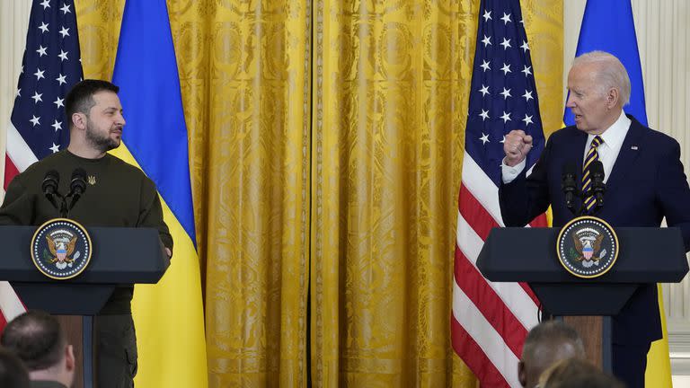 El presidente ucraniano Volodimir Zelensky escucha mientras el presidente Joe Biden habla durante una conferencia de prensa en la Sala Este de la Casa Blanca en Washington, el miércoles 21 de diciembre de 2022.