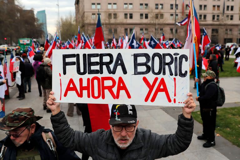 Partidarios de Pinochet cerca del Palacio de la Moneda (Photo by Javier TORRES / AFP)