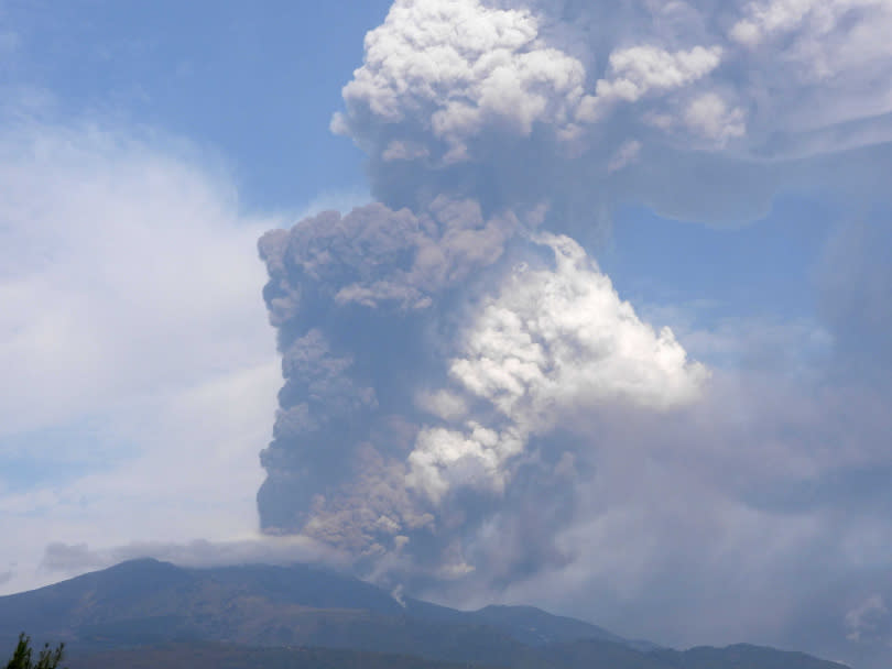 埃特納火山噴發的火山灰。（圖／@etnaboris推特）