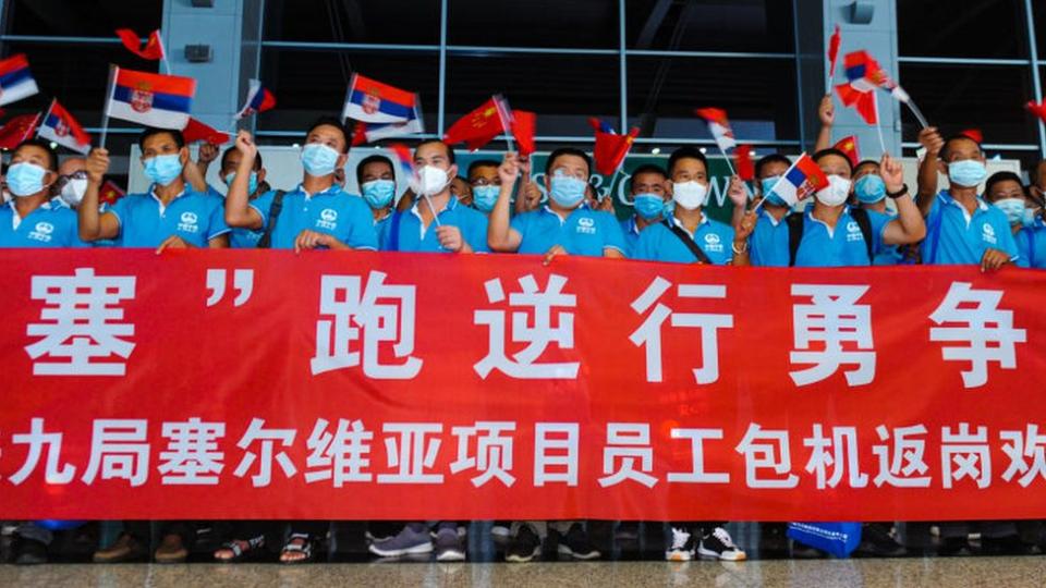 88 empleados chinos en el Aeropuerto Internacional Dalian Zhoushuizi rumbo a Belgrado, capital de Serbia, para participar en un proyecto minero.