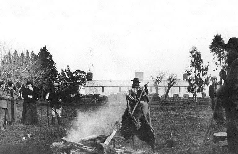 Asado de campo en la estancia Ernestina del Dr. Enrique Keen, ubicada entre los partidos de 25 de Mayo y Lobos (1905)