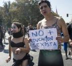 <p>Pour donner de l’ampleur à ce mouvement, les manifestants bloquent les universités. Crédit photo : Martin Bernetti / AFP </p>