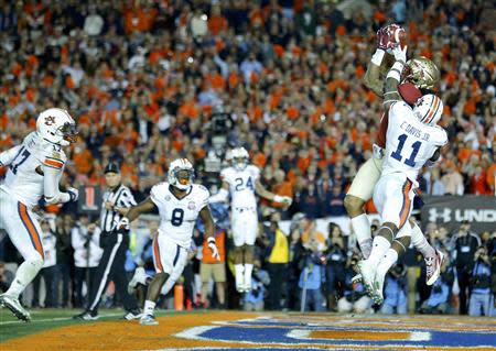 Florida State Seminoles Kelvin Benjamin (2ndR) catches the game winning touchdown pass while being covered by Auburn Tigers Chris Davis (R) in the fourth quarter during the BCS Championship football game in Pasadena, California January 6, 2014. REUTERS/Mike Blake