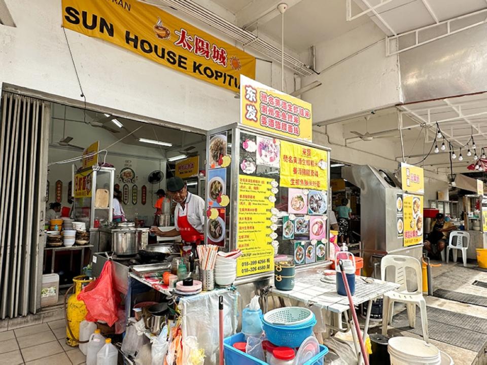 This stall located in front of the coffee shop is run by an old couple with many years of experience cooking up noodles 