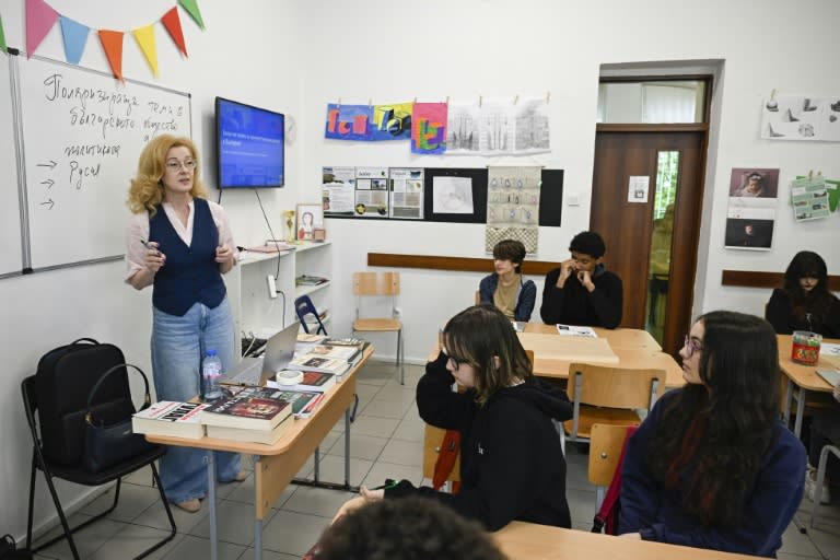 La professeure d'histoire Tsvetomira Antonova donne un cours sur l'histoire du régime communiste en Bulgarie à des lycéens, le 14 mai 2024 à Sofia (Nikolay DOYCHINOV)