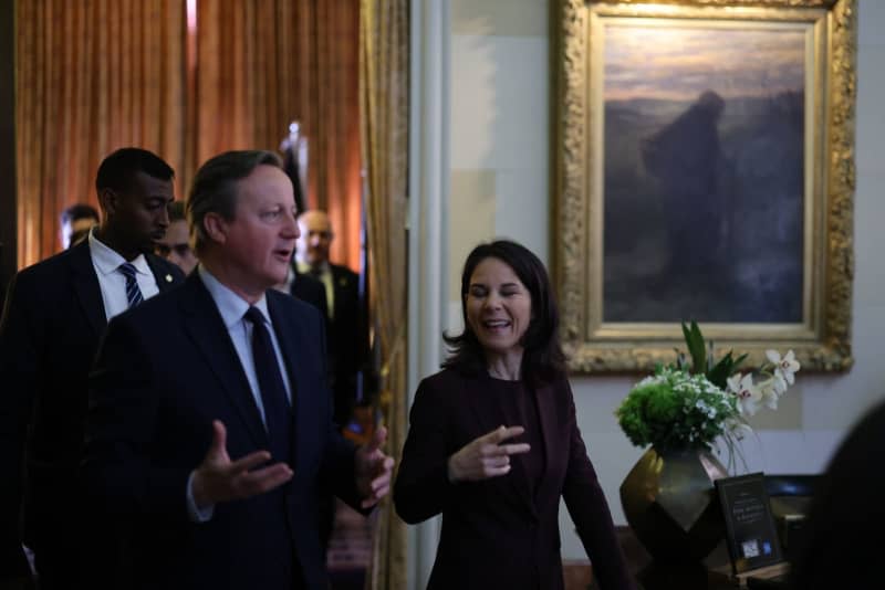 Annalena Baerbock (R), the German Foreign Minister, and David Cameron (C), the British Foreign Secretary, arrive for a meeting with Israeli President Isaac Herzog (not pictured) at a hotel in Jerusalem.  Ilia Yefimovich/dpa