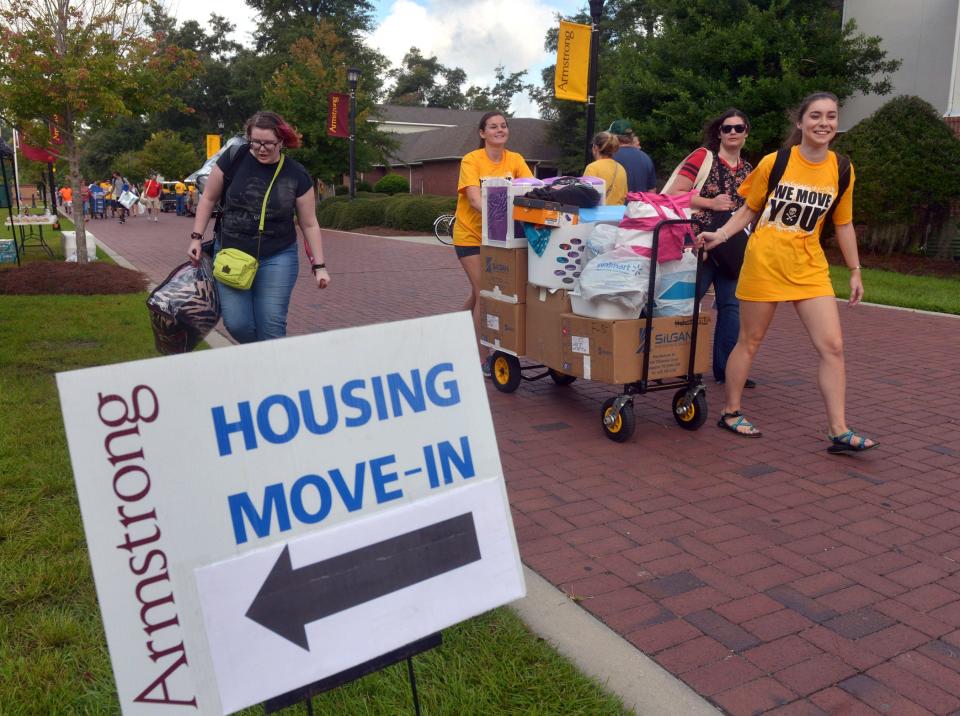 Volunteers help students on Move-In Day at Armstrong State University.
