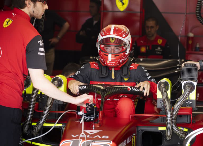 Charles Leclerc se monta a su Ferrari, que lo ha dejado a pie en dos de las últimas cuatro carreras de Fórmula 1; la poca fiabilidad de los coches italianos es una de las causas del terminante juicio de Bernie Ecclestone.