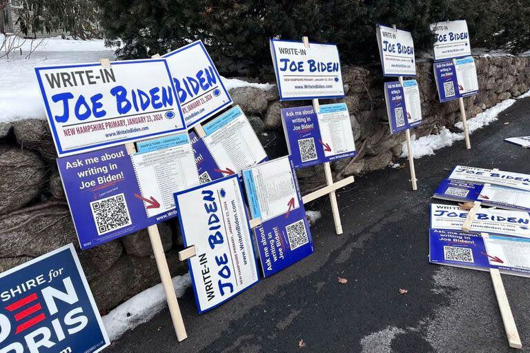 Pancartas que explican cómo votar por Joe Biden, aunque no aparezca en las boletas, en un acto de campaña en Concord (New Hampshire)