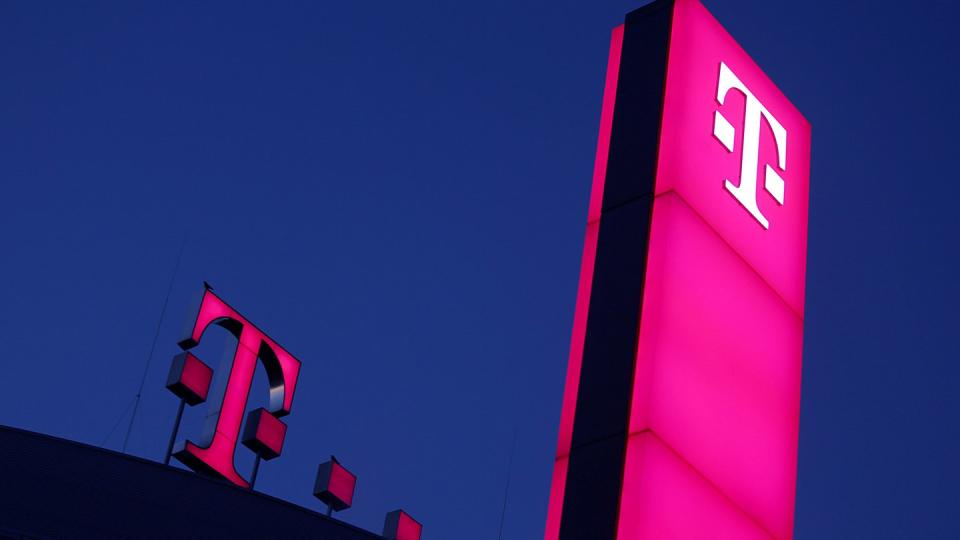 Das Logo der Deutschen Telekom auf dem Dach der Unternehmenszentrale in Bonn.