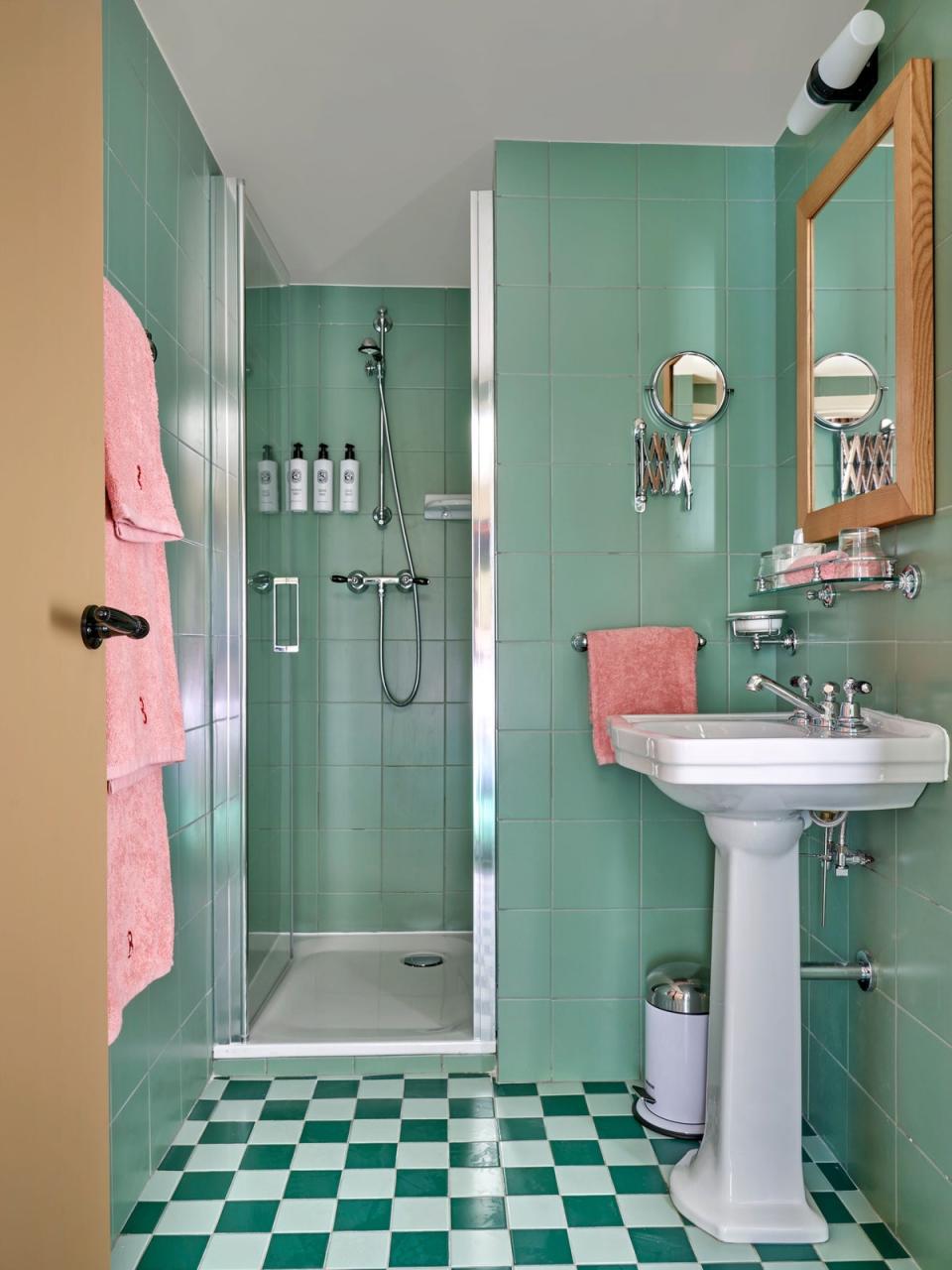 Sharp lines: a Beata Hueman-designed bathroom (Hôtel de La Boétie)