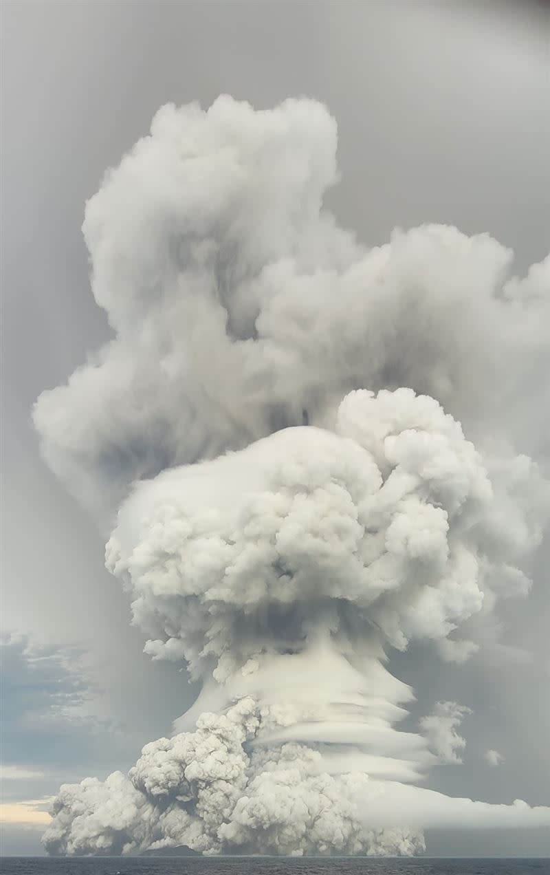 印度神童2021年底紅月亮之後，預言火山爆發成真， 圖為 東加火山2022年1月15日大爆發瞬間。（圖／翻攝自臉書／Tonga Geological Services）
