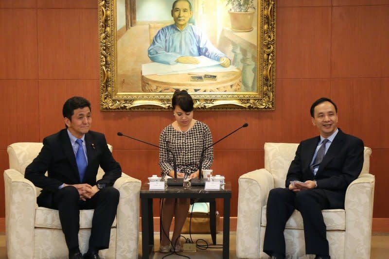 日本首相安倍晉三親弟岸信夫議員（左）今（20）率團訪台，國民黨主席朱立倫接見討論食安。（取自國民黨網站）