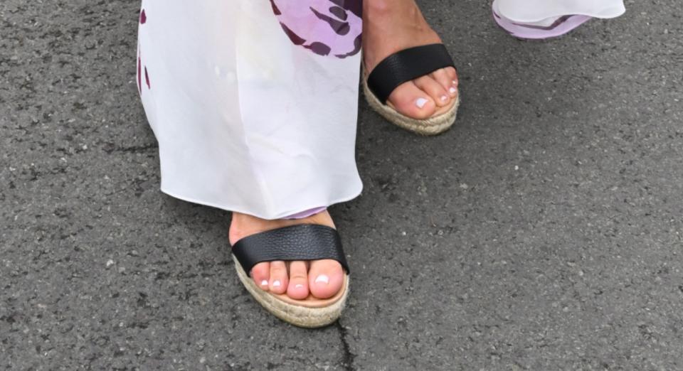 A closer look at Waddingham's shoes. black wedge sandals, wimbldeon shoes, elie saab dress, black leather sandals, platform shoes, platform wedge sandals 