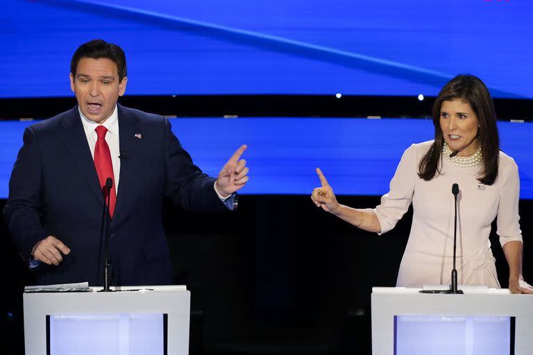 La ex embajadora de la ONU, Nikki Haley, y el gobernador de Florida, Ron DeSantis, ambos hablando en el debate presidencial republicano de CNN en la Universidad Drake en Des Moines, Iowa, el miércoles 10 de enero de 2024.