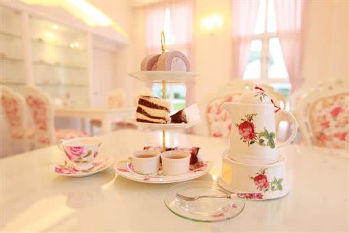 民宿提供浪漫夢幻的下午茶餐點，坐在歐式花紋座椅，搭配著玫瑰花茶具，享受精緻悠閒的渡假生活！（圖／翻攝自FB: 希格瑪花園城堡）