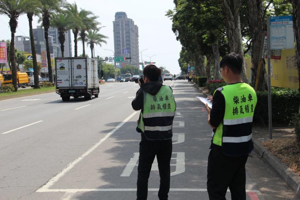 台北港全國第一處空氣品質維護區，新北市府環保稽查員針對進出港區的柴油車輛進行目測判煙。（新北市府環保局提供）