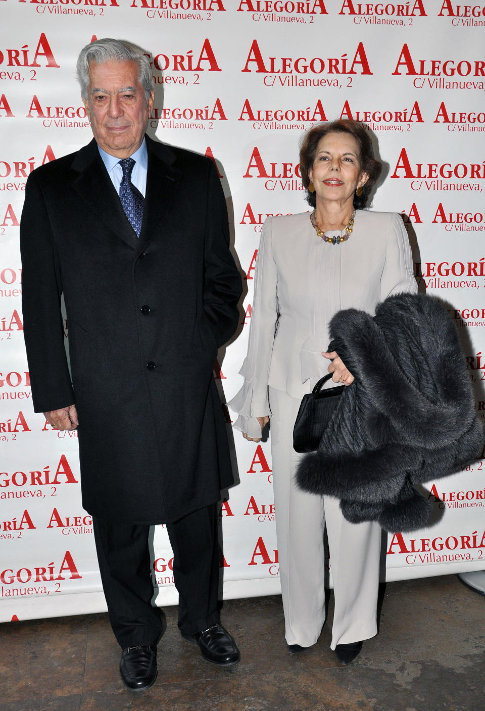 Mario Vargas Llosa y Patricia Llosa celebraron su enlace en 1965 y 50 años después, el escritor le pidió el divorcio a su entonces esposa. El novelista dejó a la madre de sus tres hijos por Isabel Preysler, su pareja a día de hoy. (Foto: Europa Press / Getty Images)