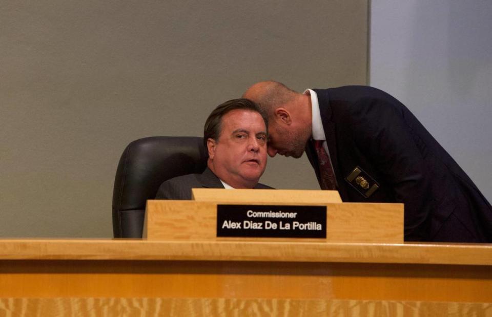 El comisionado de Miami Alex Díaz de la Portilla durante una reunión de la Comisión Municipal en el Ayuntamiento, el jueves 14 de septiembre de 2023, su última reunión antes de ser arrestado por cargos de presunta corrupción.
