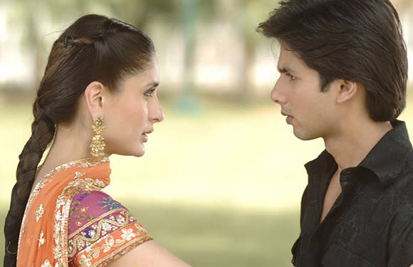 Kareena and Shahid's relationship came under constraint when the duo left for an outdoor shoot with their co-stars. Kareena spending time with her secret crush Saif Ali Khan didn't go down well with Shahid and she too became miffed with the growing proximity between him and Vidya Balan. © Shree Ashtavinayak Cine Vision