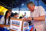 <p>Leopoldo Lopez Gil, father of Venezuelan opposition leader Leopoldo Lopez, votes during an unofficial plebiscite against Venezuela’s President Nicolas Maduro’s government in Rome, Italy July 16, 2017. (Tony Gentile/Reuters) </p>