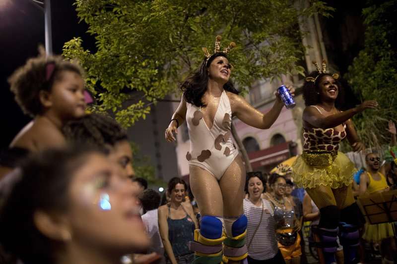巴西性暴力頻繁，女性在嘉年華會上透過表演、穿著表達抗議。（美聯社）