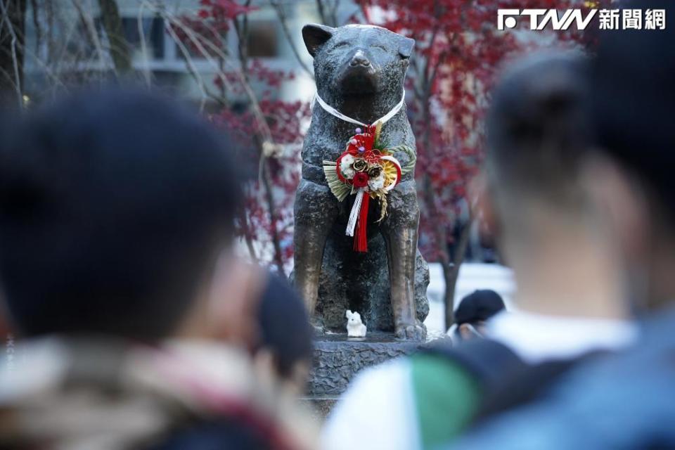 日本民眾在過年時，替澀谷車站前的忠犬八公銅像掛上新年的裝飾。（圖／美聯社）