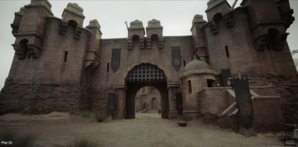 13) The Red Keep sets weren't built on separate stages.