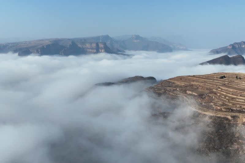 Foto dari udara yang diabadikan pada 19 November 2022 ini menunjukkan lautan awan di Pegunungan Taihang yang terletak di Liushigang, Kota Shahe, Provinsi Hebei, China utara. (Xinhua/Mu Yu). (Xinhua/Mu Yu)