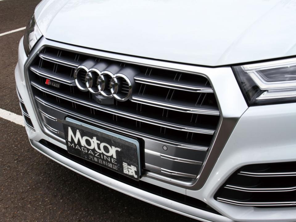 S車型專屬的水箱護罩，運用粗壯的線條搭配鈦灰霧面鋁合金材質。