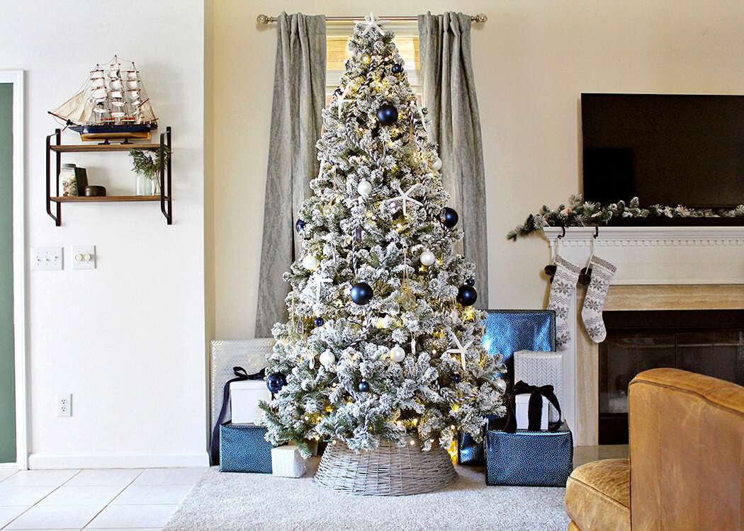 <p><a href="https://tagandtibby.com/blog/coastal-flocked-christmas-tree/">Tag & Tibby</a></p>