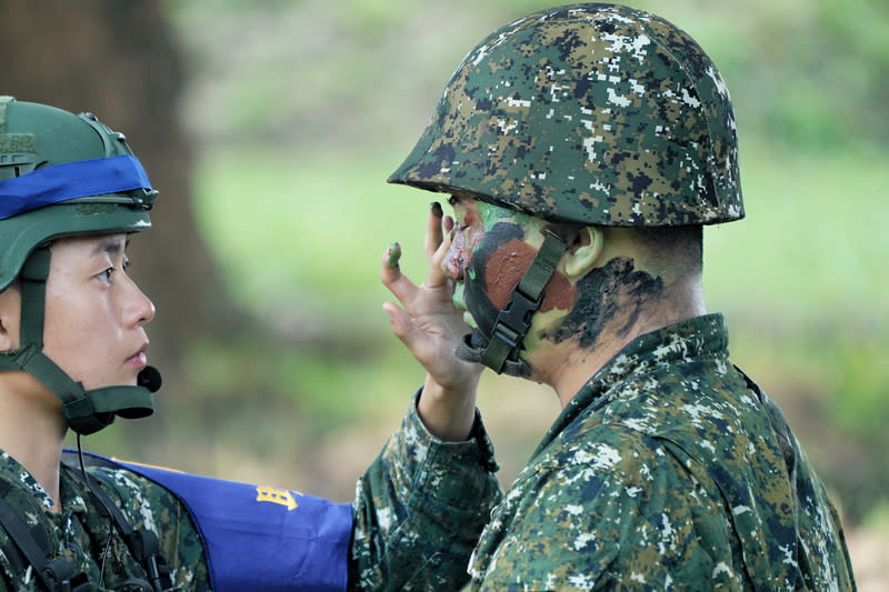 成功嶺入伍新兵臉部塗偽裝膏 國軍今年恢復一年制義務役。台中成功嶺入伍新兵28 日在助教班長協助下，於臉部塗抹偽裝膏。 中央社記者徐肇昌攝  113年6月28日 