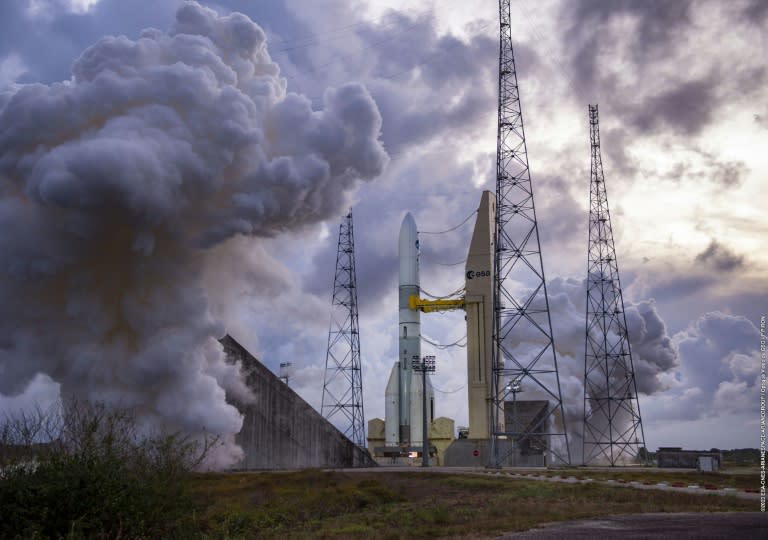 Die europäische Trägerrakete Ariane 6 soll mit vier Jahren Verspätung nun am 9. Juli zum ersten Mal ins Weltall starten. "Europa ist wieder zurück. Die Krise der Trägerraketen ist vorbei", sagte ESA-Direktor Josef Aschbacher am Mittwoch (P. PIRON)