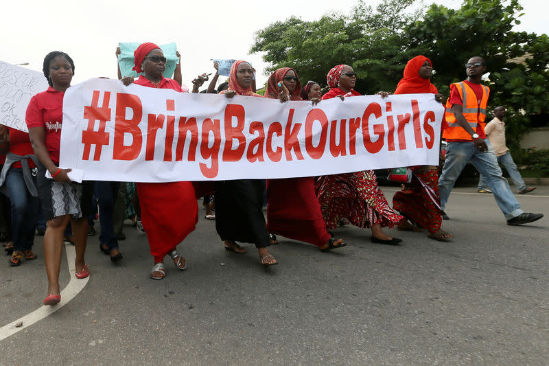 Une manifestation pour demander la libération des lycéennes enlevées il y a trois ans à Chibok, dans le nord-est du Nigeria. Boko Haram a libéré 82 jeunes filles qui faisaient partie d'un groupe de plus de 200 lycéennes enlevées, en échange de membres du groupe islamiste détenus par les autorités. /Photo d'archives/REUTERS/Afolabi Sotunde