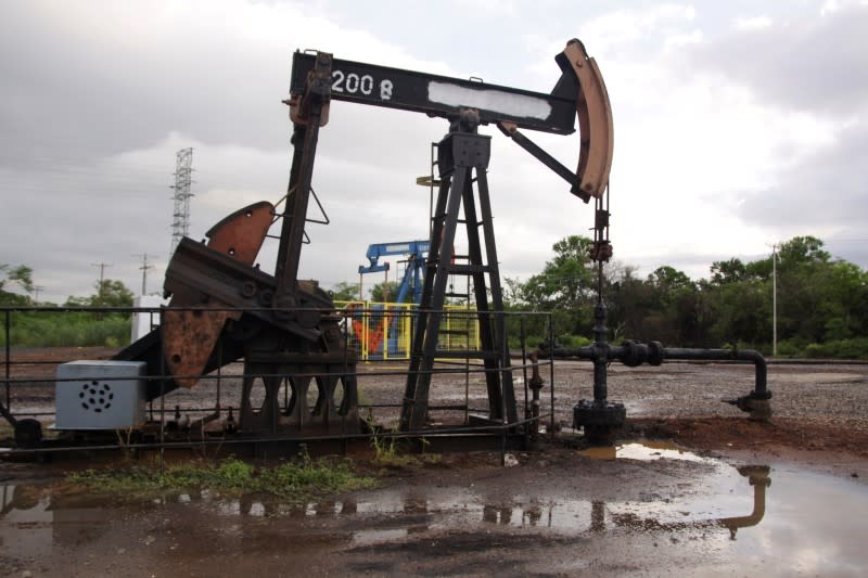 An oil pump is seen in Lagunillas, Venezuela, August 13, 2016. REUTERS/Jesus Contreras