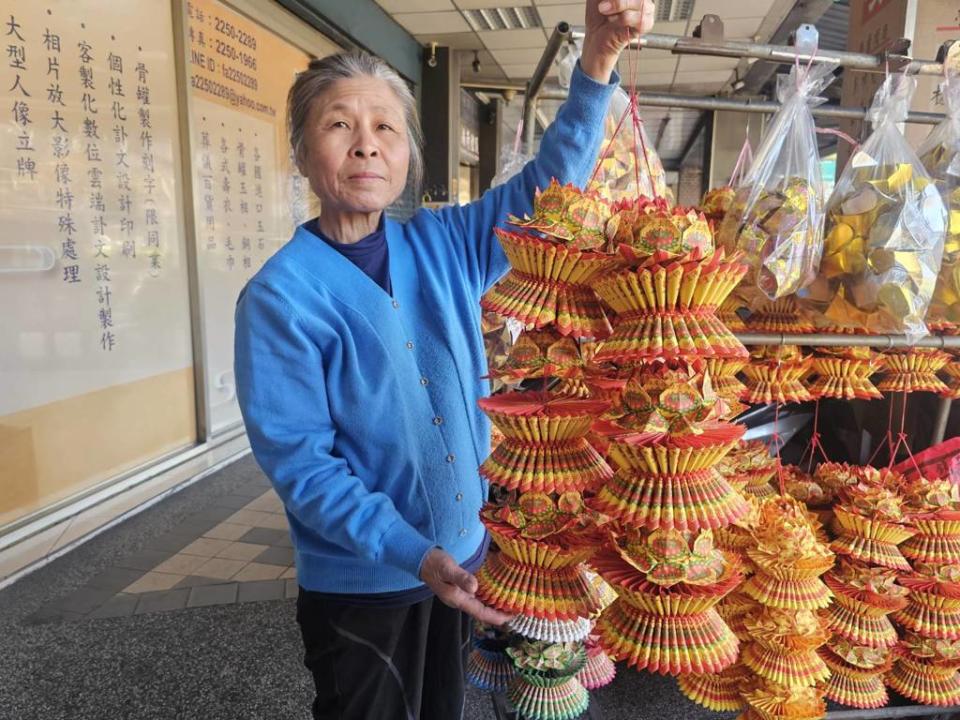 紙蓮花店上班10年的劉女士，對於生死離別相當有感觸。(游定剛拍攝)