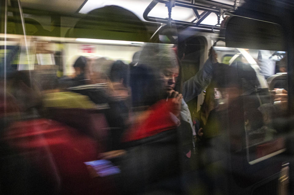 La gente viaja en el metro en Santiago, Chile, el viernes 13 de septiembre de 2019. El partido de oposición de centroizquierda de Chile busca reducir la semana laboral de 45 a 40 horas, a pesar del rechazo del oficialismo de derecha que anticipa la pérdida de más de 300.000 empleos. (AP Foto / Esteban Felix)