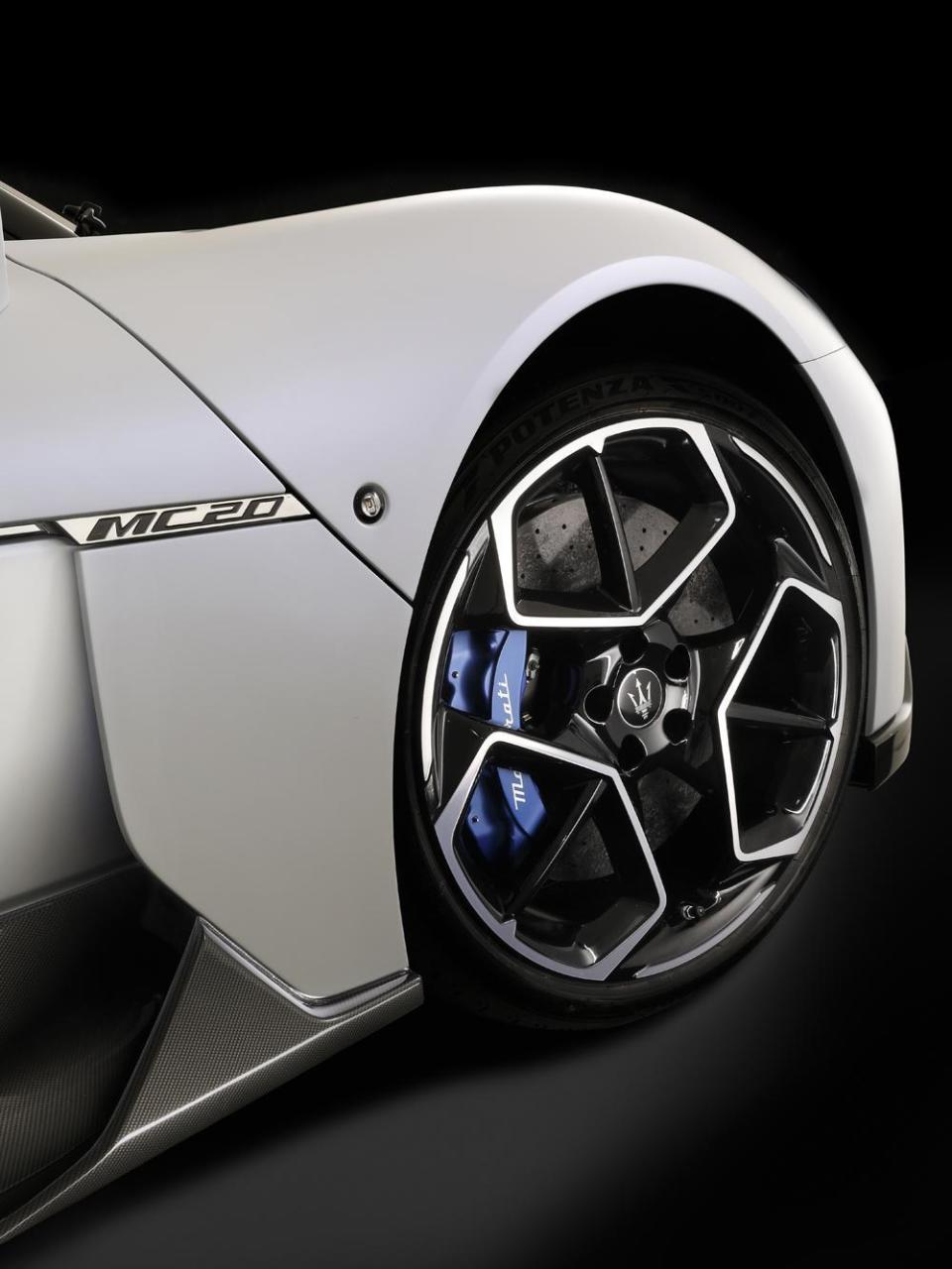 前6後4活塞Brembo高性能煞車卡鉗搭配碳纖維陶瓷煞車碟盤 (臺灣專屬標配) 所帶來強大制動表現。