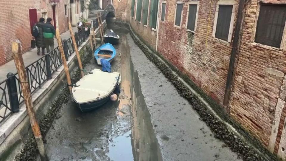 Les canaux de Venise commencent à s'assécher, faute notamment à un manque de pluie - Reuters