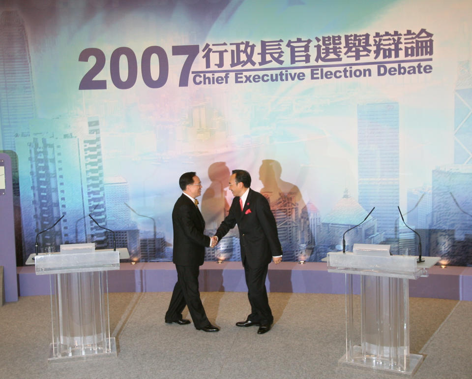 梁家傑於2007年參選特首，與當時另一候選人曾蔭權同台辯論。(Photo by Jonathan Wong/South China Morning Post via Getty Images)