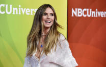 <p>Como amuleto de la fortuna, Heidi Klum siempre lleva consigo una pequeña bolsita con sus dientes de leche. La modelo alemana asegura que le da buena suerte, aunque también reconoce que se trata de una locura. (Foto: Chris Pizzello / Invision / AP). </p>