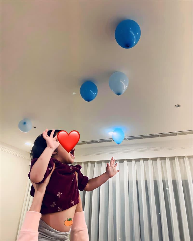李國毅曬出女兒看著藍色氣球的照片。（圖／翻攝自臉書）