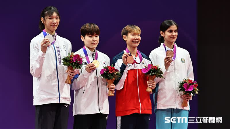 林唯均（左一）不敵韓國對手朴慧真（左二），最終拿下銀牌。（圖／記者劉彥池攝影）
