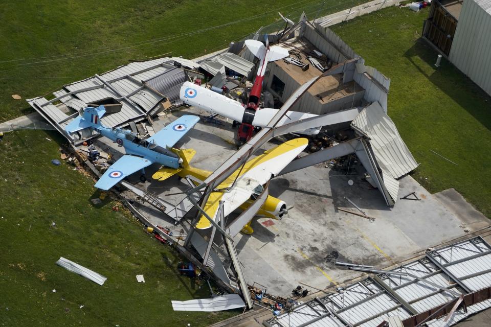 Un hangar destruido el jueves 27 de agosto de 2020 tras el paso del huracán Laura, cerca de Lake Charles, Luisiana. (AP Foto/David J. Phillip)