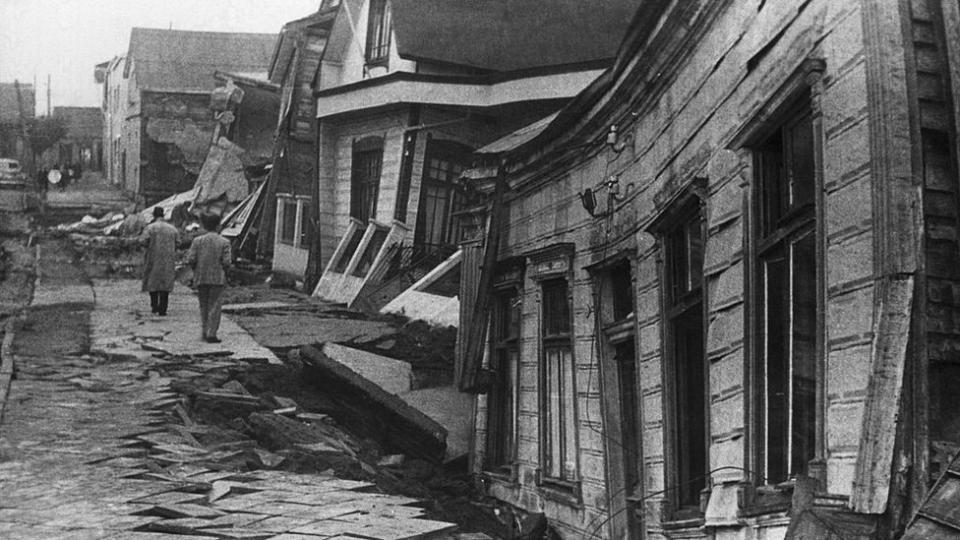 Destrozos tras el terremoto de Valdivia, Chile, en 1960.