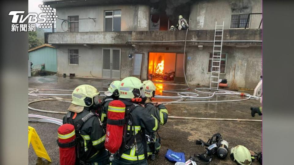 透天厝全面燃燒，警消撲滅火勢後發現1名男子明顯死亡。（圖／TVBS）