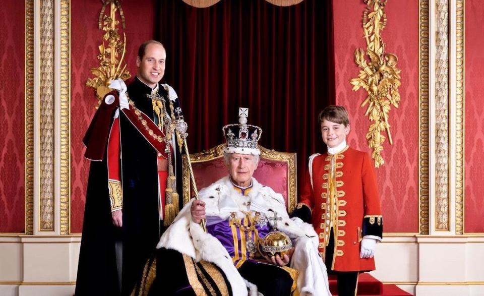 查爾斯三世加冕時，王室釋出他與王儲威廉王子、喬治王子祖孫3人的合照。（翻攝自theroyalfamily IG）