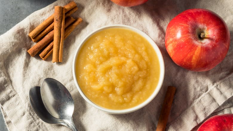 Applesauce with ingredients