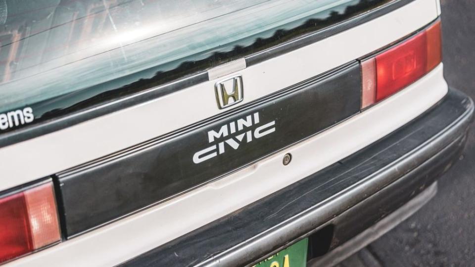 好玩的是在車尾甚至還有寫上「Mini Civic」字樣，看起來也格外有趣。(圖片來源/ 翻攝自codycarlmartin IG)