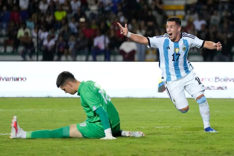 Francisco González festeja tras anotar ante el arquero Randall Rodríguez el tercero de los tres goles argentinos en Valencia, la localidad que alojó casi completo el grupo B del torneo.